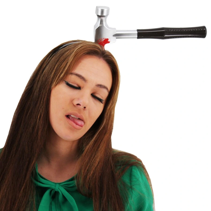 Kafaya Saplanmış Kahverengi Saplı Çekiç Şaka Tacı ( Lisinya ) Kafaya Saplanmış Kahverengi Saplı Çekiç Şaka Tacı ( Lisinya )