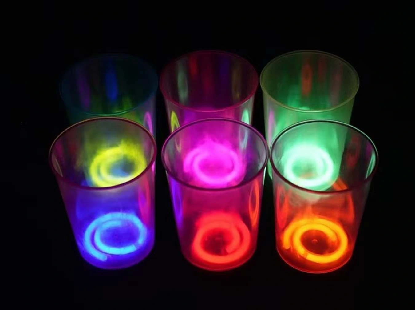 Karanlıkta Yanan Mega Glow Bardaklar 8 Adet ( Lisinya ) Karanlıkta Yanan Mega Glow Bardaklar 8 Adet ( Lisinya )