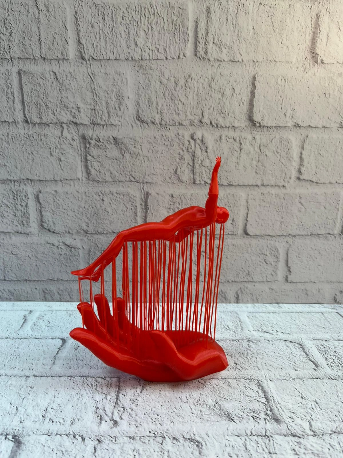 Kırmızı El Ve İnsan Figürü Dekoratif Biblo Salon Ofis Raf Ve Konsol Üstü İçin 12x18 Cm ( Lisinya )