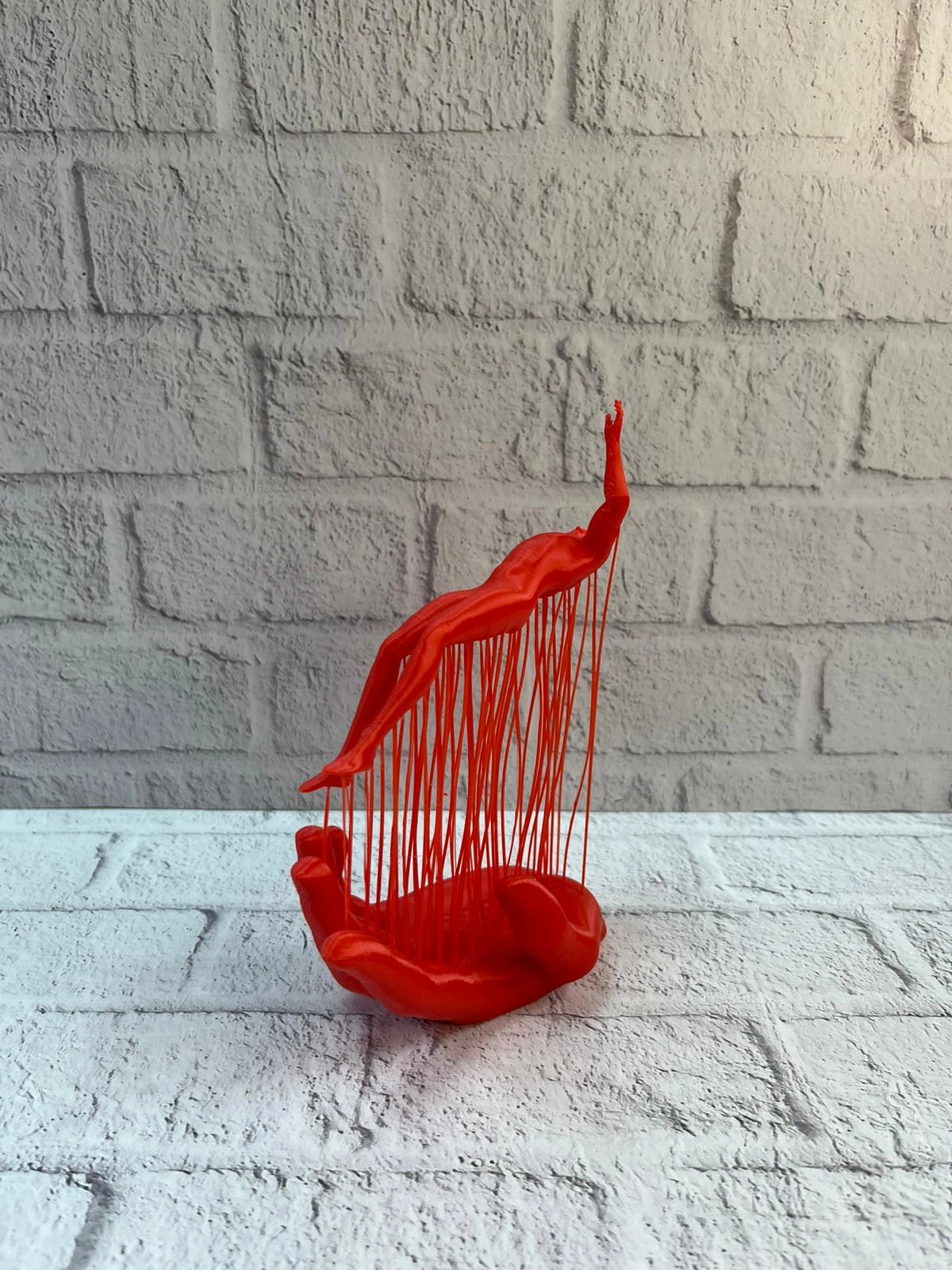 Kırmızı El Ve İnsan Figürü Dekoratif Biblo Salon Ofis Raf Ve Konsol Üstü İçin 12x18 Cm ( Lisinya )