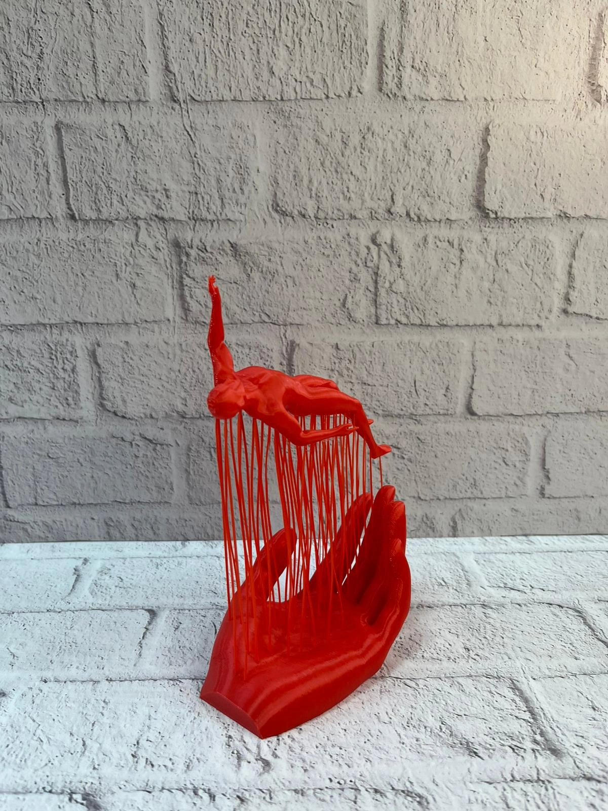 Kırmızı El Ve İnsan Figürü Dekoratif Biblo Salon Ofis Raf Ve Konsol Üstü İçin 12x18 Cm ( Lisinya )