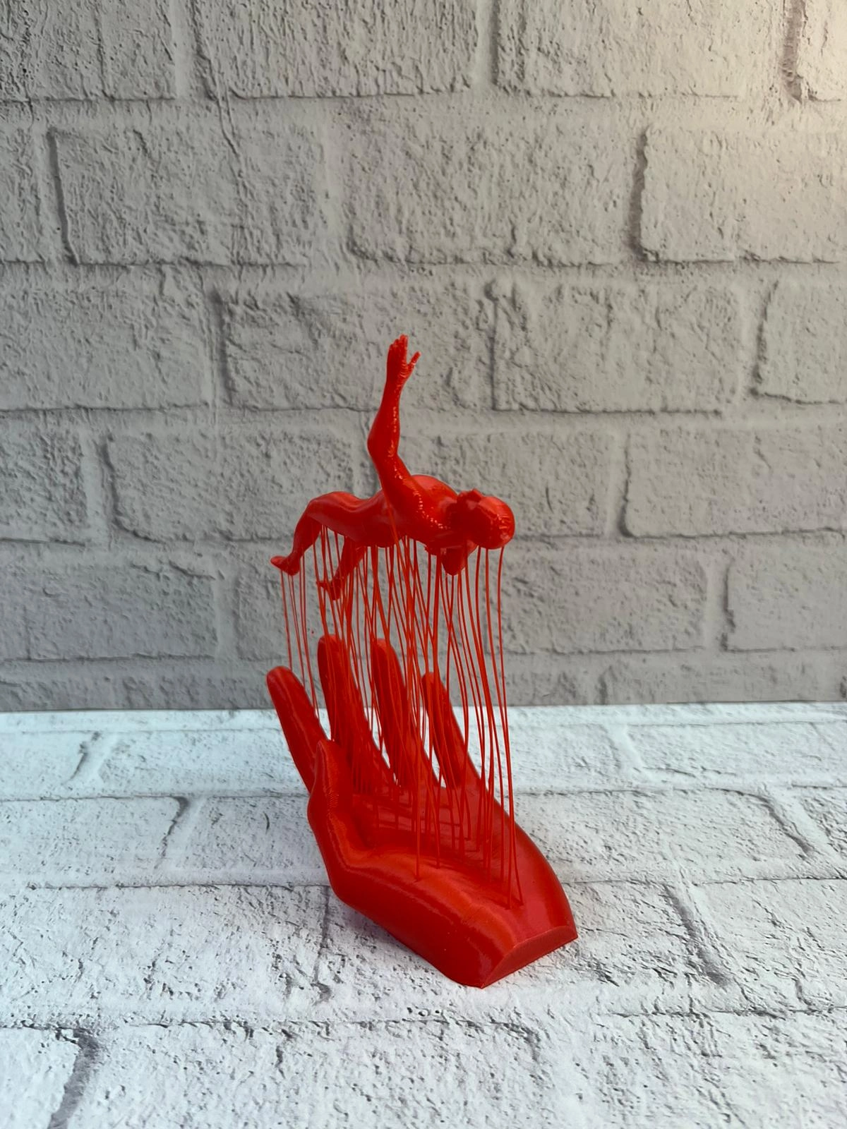 Kırmızı El Ve İnsan Figürü Dekoratif Biblo Salon Ofis Raf Ve Konsol Üstü İçin 12x18 Cm ( Lisinya )