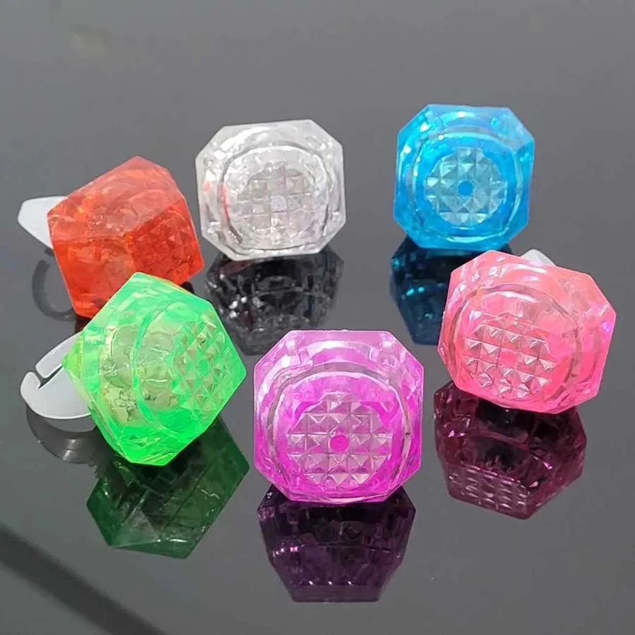 Kristal Tasarımlı Led Işıklı Gümüş Yüzük ( Lisinya ) Kristal Tasarımlı Led Işıklı Gümüş Yüzük ( Lisinya )