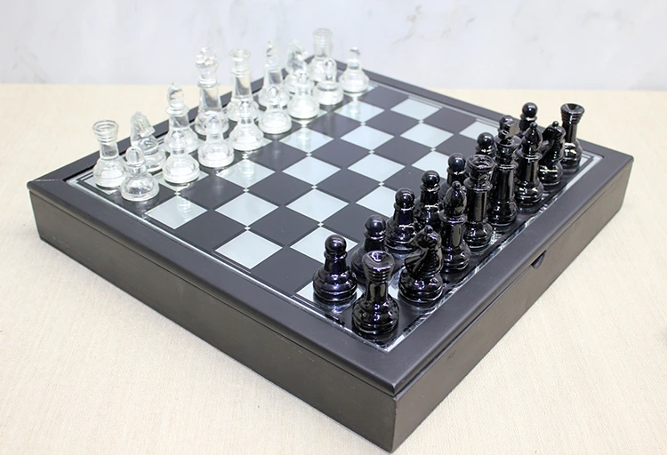 Kutulu Cam Satranç Seti ( Lisinya ) Kutulu Cam Satranç Seti ( Lisinya )