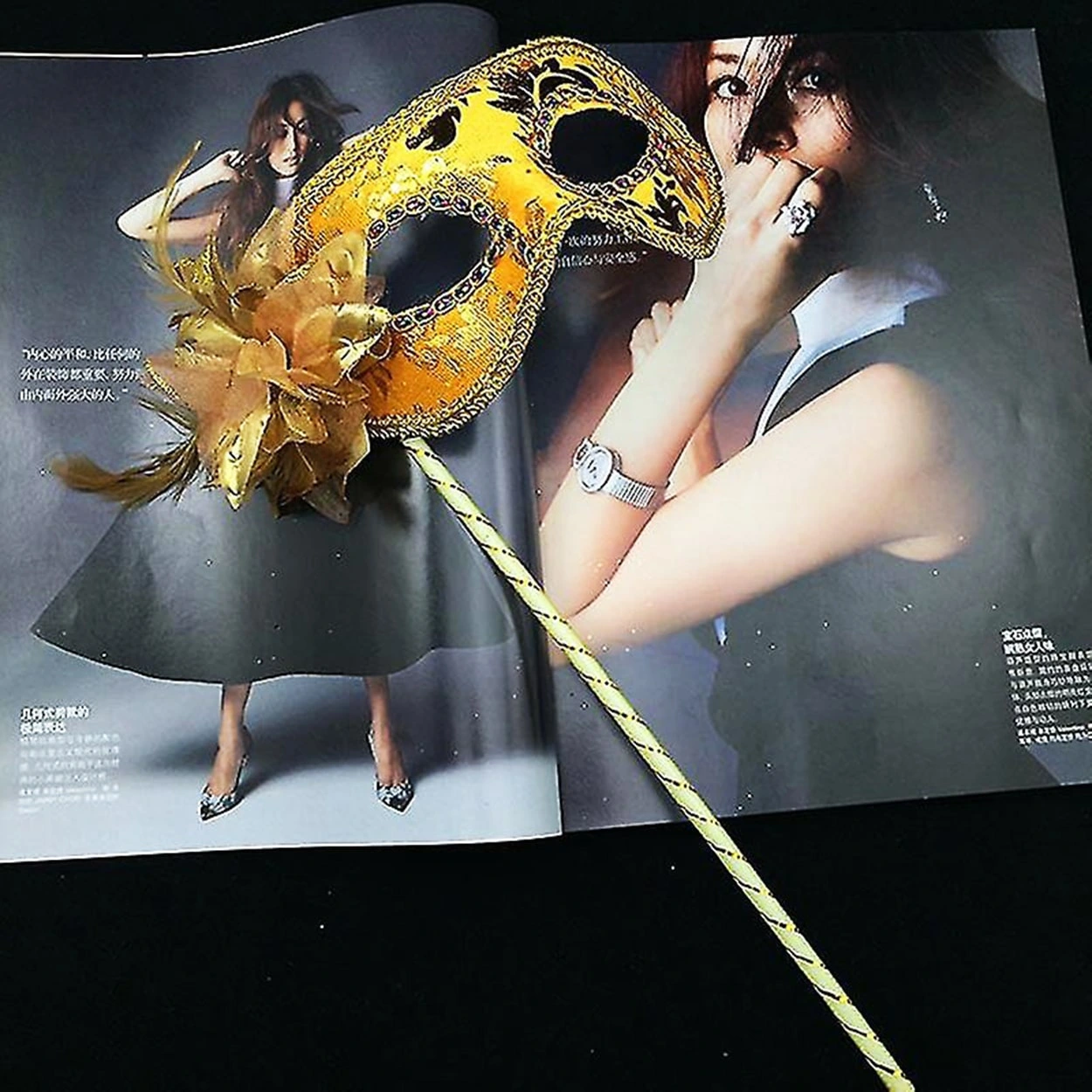 Lüks Taşlı Saplı Balo Maskesi Altın Renk ( Lisinya ) Lüks Taşlı Saplı Balo Maskesi Altın Renk ( Lisinya )