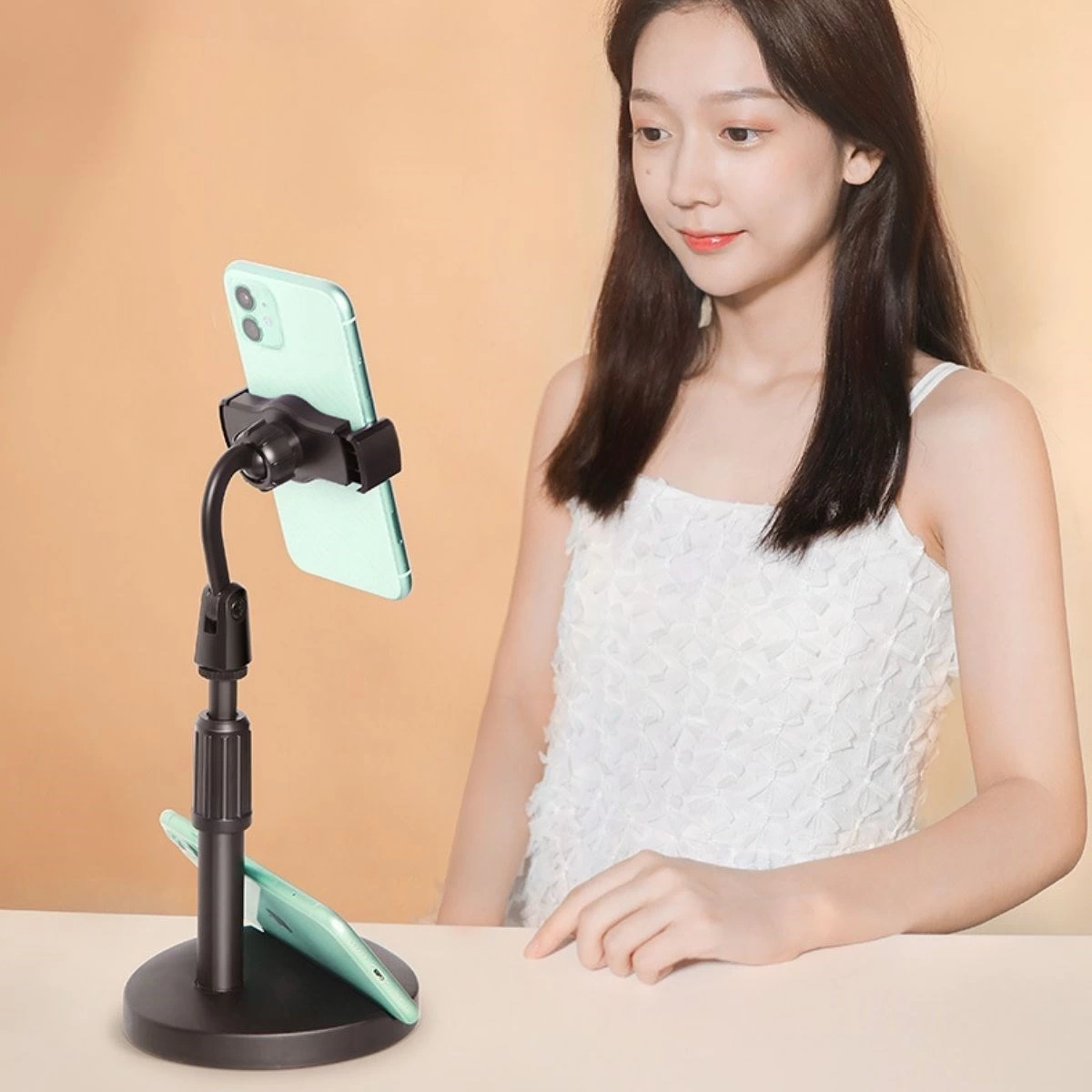 Masa Üstü Tablet Ve Telefon Tutucu Plastik Aparat Siyah Telefon Standı ( Lisinya ) Masa Üstü Tablet Ve Telefon Tutucu Plastik Aparat Siyah Telefon Standı ( Lisinya )