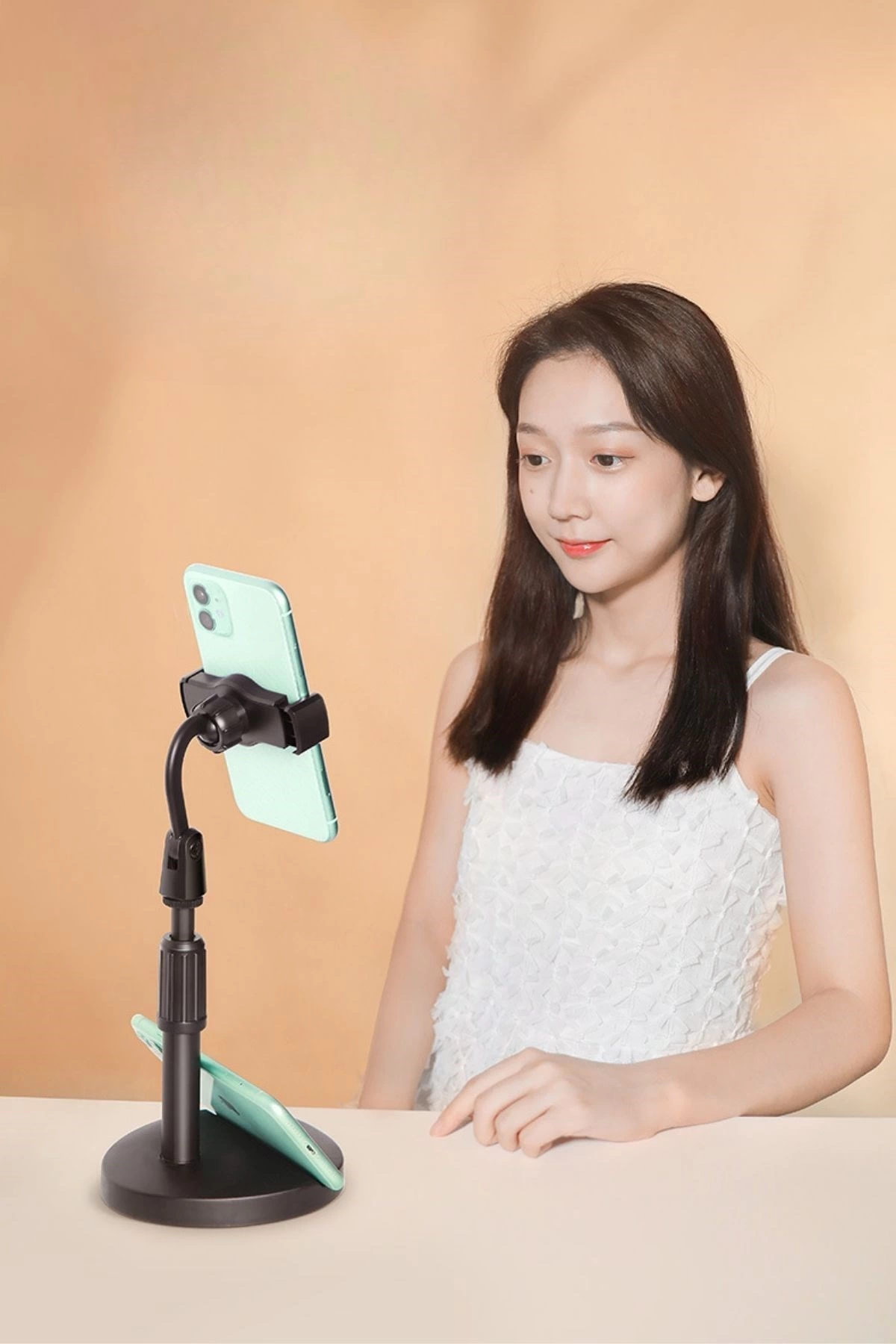 Masa Üstü Tablet Ve Telefon Tutucu Plastik Aparat Siyah Telefon Standı ( Lisinya ) Masa Üstü Tablet Ve Telefon Tutucu Plastik Aparat Siyah Telefon Standı ( Lisinya )