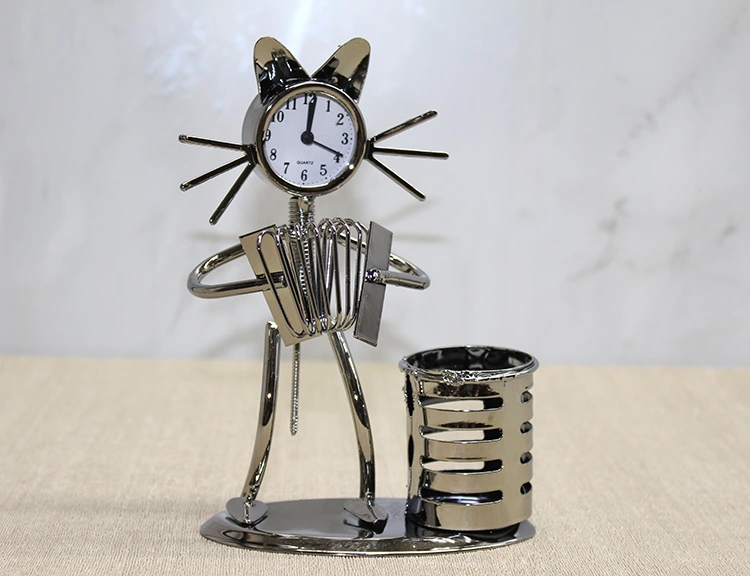 Metal Akordiyon Çalan Müzisyen Kedi Müzisyen Saat Ve Kalemlik ( Lisinya ) Metal Akordiyon Çalan Müzisyen Kedi Müzisyen Saat Ve Kalemlik ( Lisinya )