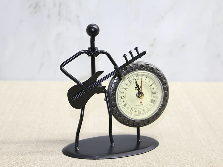 Metal Saatli Gitar Çalan Müzisyen ( Lisinya ) Metal Saatli Gitar Çalan Müzisyen ( Lisinya )