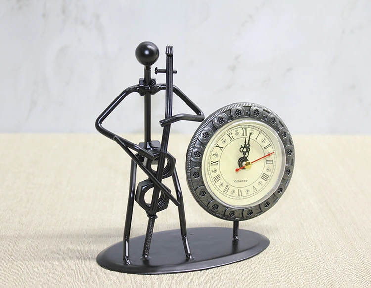 Metal Saatli Keman Çalan Müzisyen ( Lisinya ) Metal Saatli Keman Çalan Müzisyen ( Lisinya )