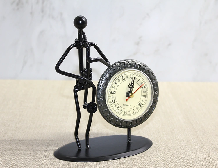 Metal Saatli Saksafon Çalan Müzisyen ( Lisinya ) Metal Saatli Saksafon Çalan Müzisyen ( Lisinya )