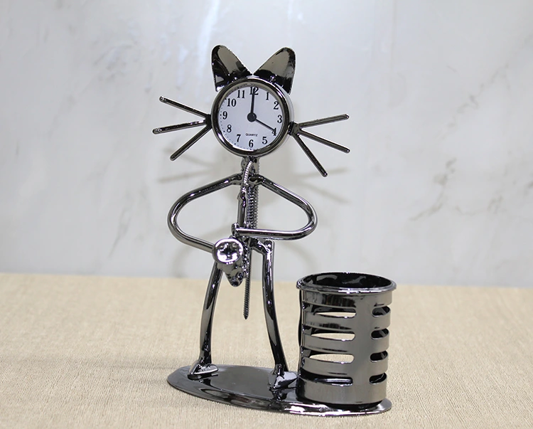 Metal Saksafon Çalan Müzisyen Kedi Saat Ve Kalemlik ( Lisinya ) Metal Saksafon Çalan Müzisyen Kedi Saat Ve Kalemlik ( Lisinya )