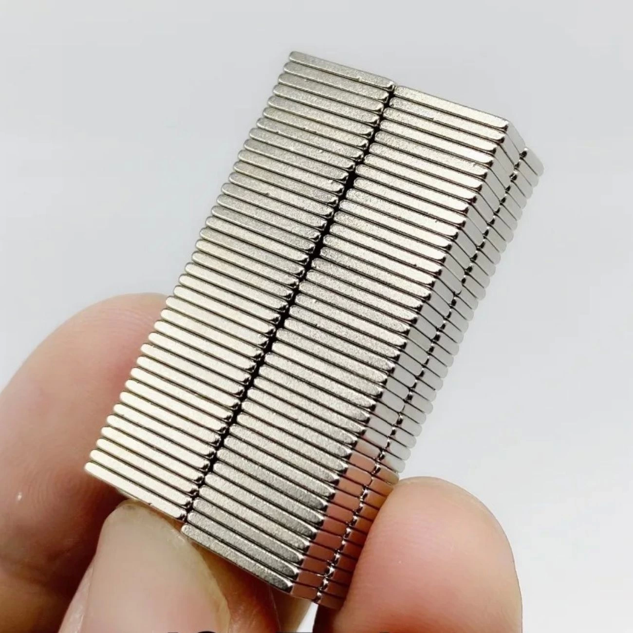100 Adet 15x10x1.5 Mm Köşeli Neodyum Mıknatıs N35 Magnet Dayanıklı Nikel Kaplama ( Lisinya ) 100 Adet 15x10x1.5 Mm Köşeli Neodyum Mıknatıs N35 Magnet Dayanıklı Nikel Kaplama ( Lisinya )
