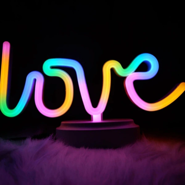Neon Işıklı Love Yazılı Masa Gece Lambası ( Lisinya ) Neon Işıklı Love Yazılı Masa Gece Lambası ( Lisinya )