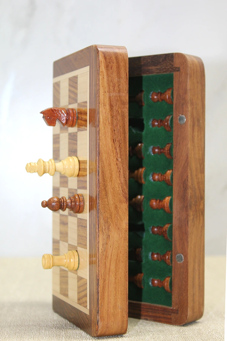 Özel Vernikli Mıknatıs Taşlı Ahşap Katlanabilir Kutulu Satranç Oyunu 12.5 Cm ( Lisinya )