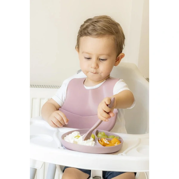 Pembe 3’lü Silikon Yemek Seti – Önlük + Diş Kaşıyıcılı Kaşık + Vakumlu Tabak ( Lisinya ) Pembe 3’lü Silikon Yemek Seti – Önlük + Diş Kaşıyıcılı Kaşık + Vakumlu Tabak ( Lisinya )