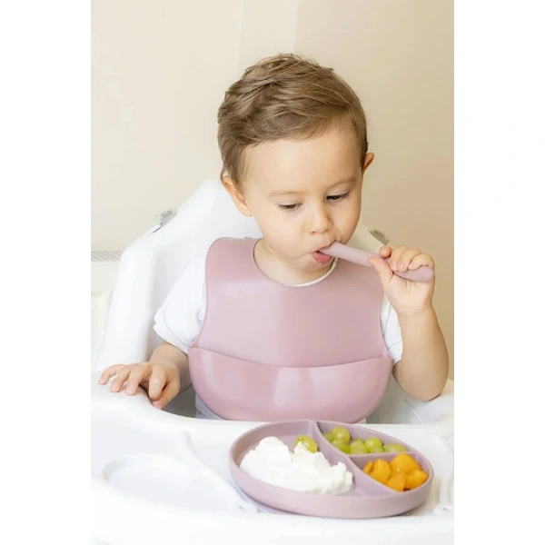 Pembe 3’lü Silikon Yemek Seti – Önlük + Diş Kaşıyıcılı Kaşık + Vakumlu Tabak ( Lisinya ) Pembe 3’lü Silikon Yemek Seti – Önlük + Diş Kaşıyıcılı Kaşık + Vakumlu Tabak ( Lisinya )