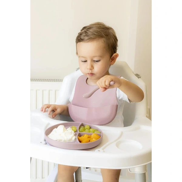 Pembe 3’lü Silikon Yemek Seti – Önlük + Diş Kaşıyıcılı Kaşık + Vakumlu Tabak ( Lisinya ) Pembe 3’lü Silikon Yemek Seti – Önlük + Diş Kaşıyıcılı Kaşık + Vakumlu Tabak ( Lisinya )