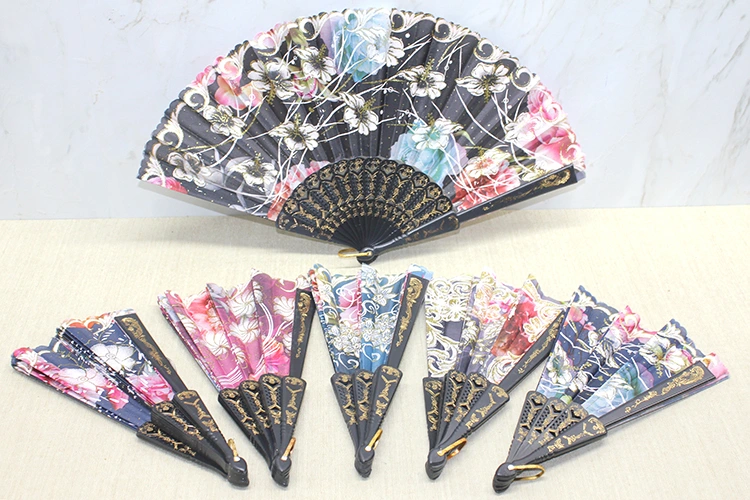 Plastik Çiçek Desenli Yelpaze ( Lisinya ) Plastik Çiçek Desenli Yelpaze ( Lisinya )