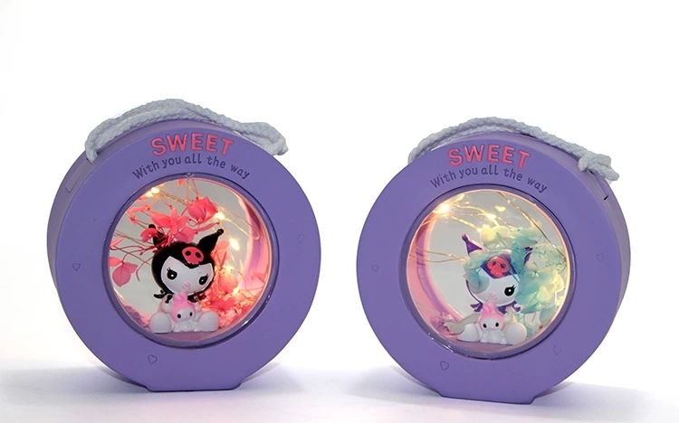 Polyester Kuromi Masa Üstü Lamba Alk1618 ( Lisinya ) Polyester Kuromi Masa Üstü Lamba Alk1618 ( Lisinya )
