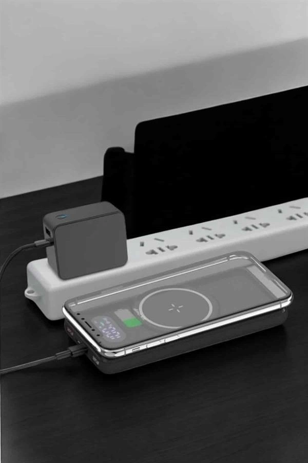 Powerbank Taşınabilir 10.000 Mah Hızlı Şarj Dijital Göstergeli ( Lisinya )