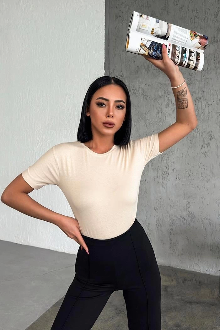 Rahat Ve Şık Kısa Kollu Bisiklet Yaka Likralı Viskon Penye Body Bej ( Lisinya ) Rahat Ve Şık Kısa Kollu Bisiklet Yaka Likralı Viskon Penye Body Bej ( Lisinya )