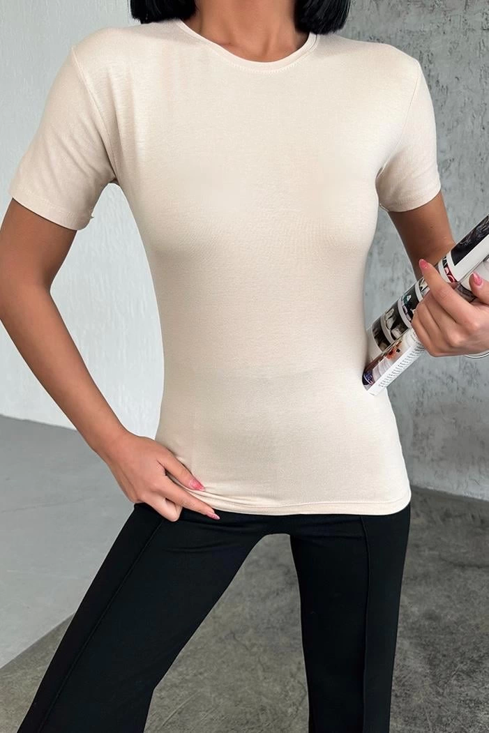 Rahat Ve Şık Kısa Kollu Bisiklet Yaka Likralı Viskon Penye Body Bej ( Lisinya ) Rahat Ve Şık Kısa Kollu Bisiklet Yaka Likralı Viskon Penye Body Bej ( Lisinya )