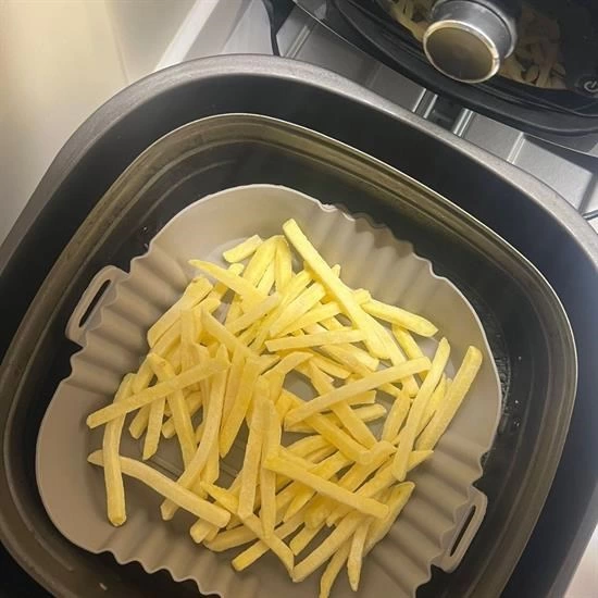 Renkli Isıya Dayanıklı Yıkanılabilir Silikon Fırın Airfryer Kare Model Pişirme Matı 20 Cm ( Lisinya ) Renkli Isıya Dayanıklı Yıkanılabilir Silikon Fırın Airfryer Kare Model Pişirme Matı 20 Cm ( Lisinya )