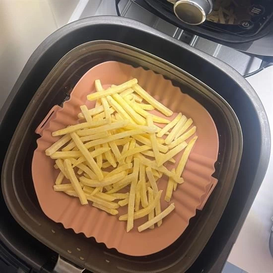 Renkli Isıya Dayanıklı Yıkanılabilir Silikon Fırın Airfryer Kare Model Pişirme Matı 20 Cm ( Lisinya ) Renkli Isıya Dayanıklı Yıkanılabilir Silikon Fırın Airfryer Kare Model Pişirme Matı 20 Cm ( Lisinya )