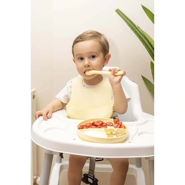 Sarı 3’lü Silikon Yemek Seti – Önlük + Diş Kaşıyıcılı Kaşık + Vakumlu Tabak ( Lisinya ) Sarı 3’lü Silikon Yemek Seti – Önlük + Diş Kaşıyıcılı Kaşık + Vakumlu Tabak ( Lisinya )