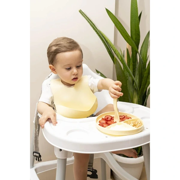 Sarı 3’lü Silikon Yemek Seti – Önlük + Diş Kaşıyıcılı Kaşık + Vakumlu Tabak ( Lisinya ) Sarı 3’lü Silikon Yemek Seti – Önlük + Diş Kaşıyıcılı Kaşık + Vakumlu Tabak ( Lisinya )