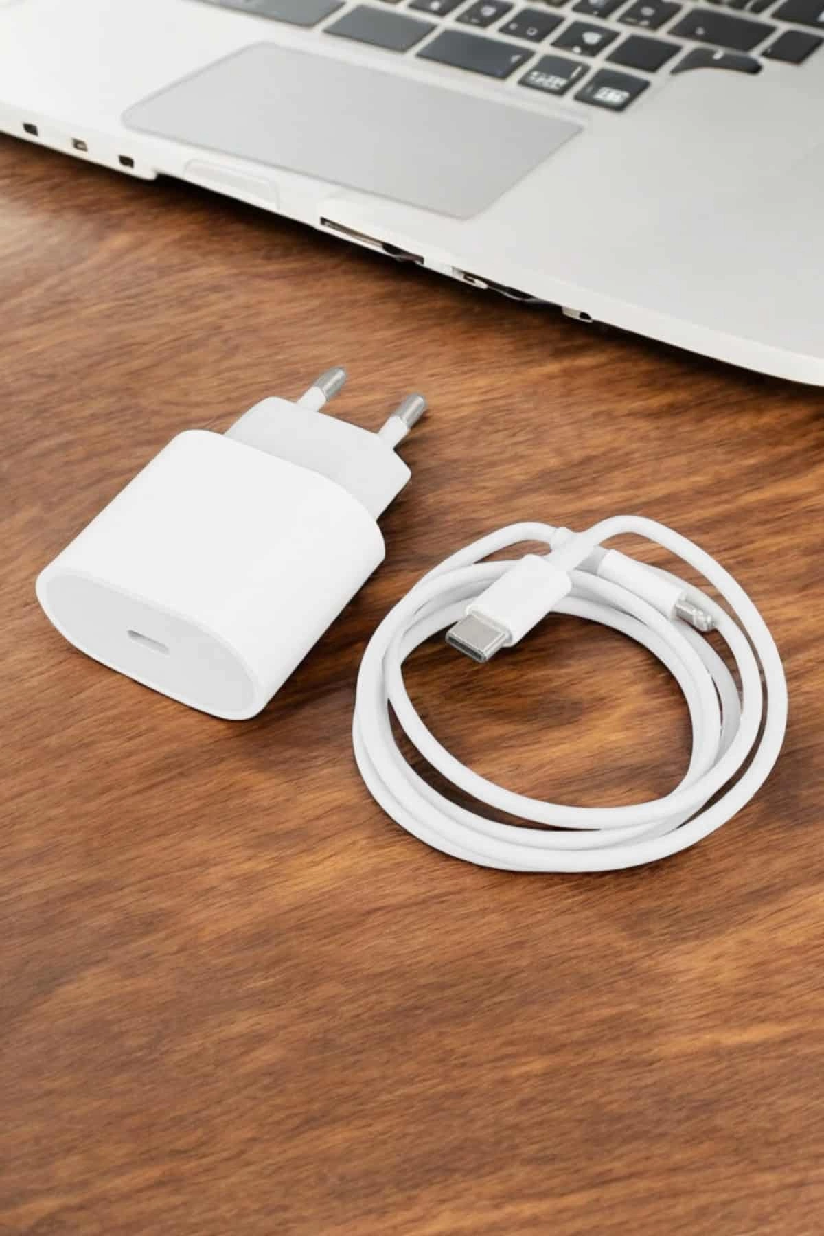 Şarj Aleti İos 15/15 Pro Max Uyumlu Şarj Adaptörü Ve Kablosu ( Lisinya ) Şarj Aleti İos 15/15 Pro Max Uyumlu Şarj Adaptörü Ve Kablosu ( Lisinya )