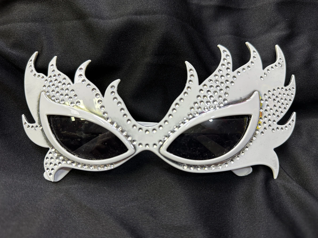 Taşlı Beyaz Alev Parti Gözlüğü ( Lisinya ) Taşlı Beyaz Alev Parti Gözlüğü ( Lisinya )