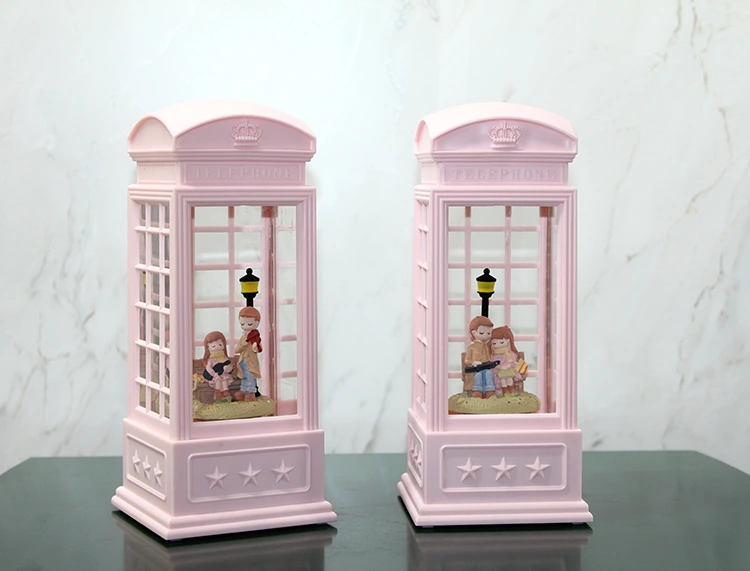 Telefon Kulübeli Kış Masalı Işıklı Müzikli Kar Küresi ( Lisinya ) Telefon Kulübeli Kış Masalı Işıklı Müzikli Kar Küresi ( Lisinya )