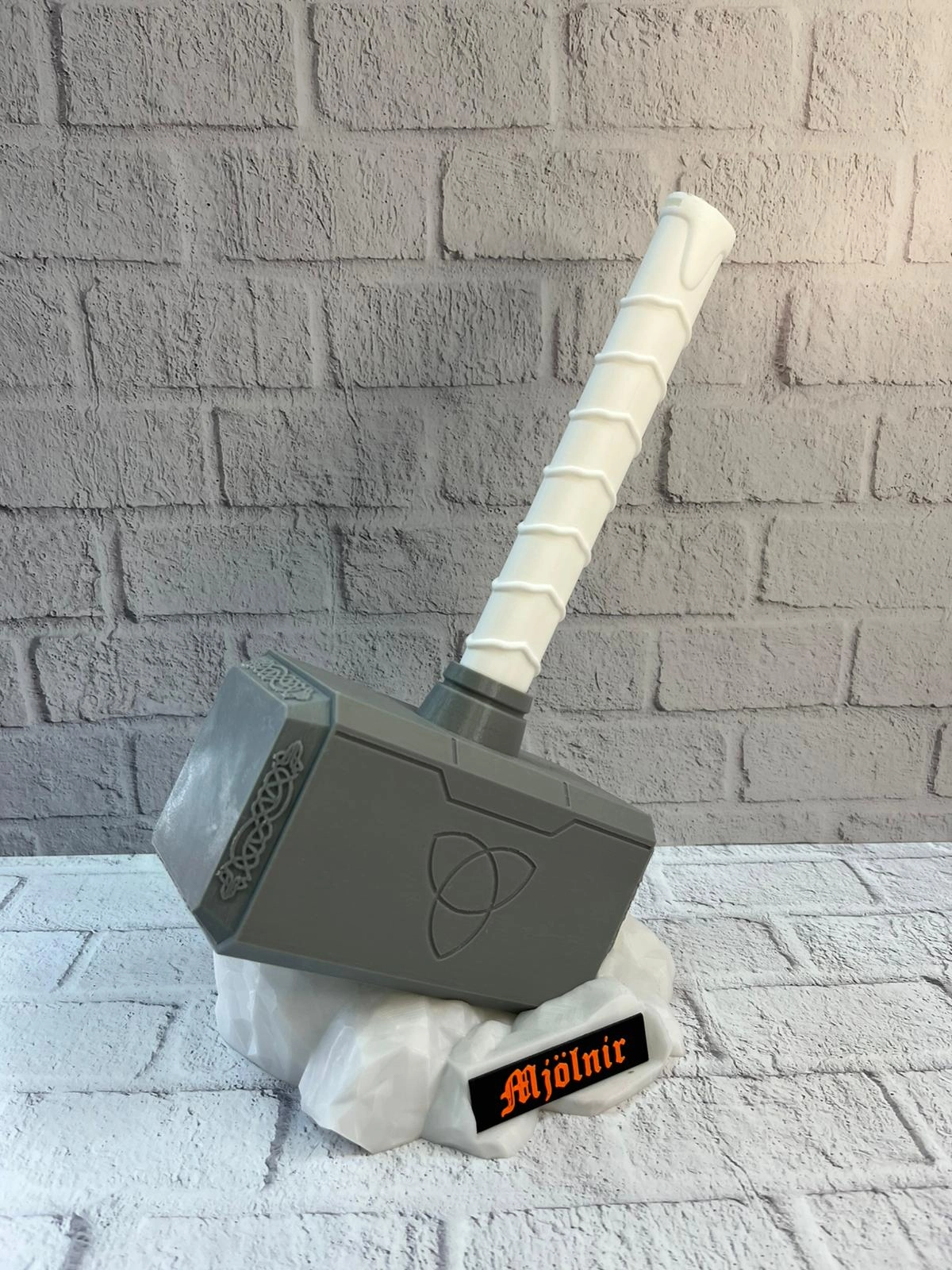 Thor’un Çekici Dekoratif Süs Güçlü Ve İkonik Tasarım 20x34 Cm ( Lisinya )