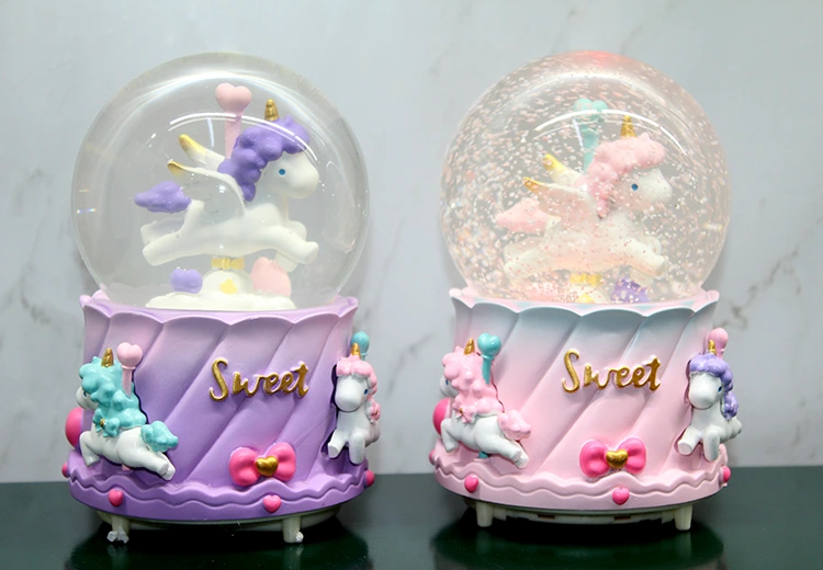 Unicorn İçi Dönmeli Püskürtmeli Işıklı Müzikli Kar Küresi Büyük Boy ( Lisinya ) Unicorn İçi Dönmeli Püskürtmeli Işıklı Müzikli Kar Küresi Büyük Boy ( Lisinya )