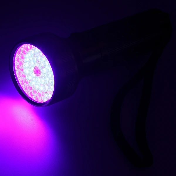 Uv Işığı Ve Lazer Özellikli El Feneri ( Lisinya ) Uv Işığı Ve Lazer Özellikli El Feneri ( Lisinya )