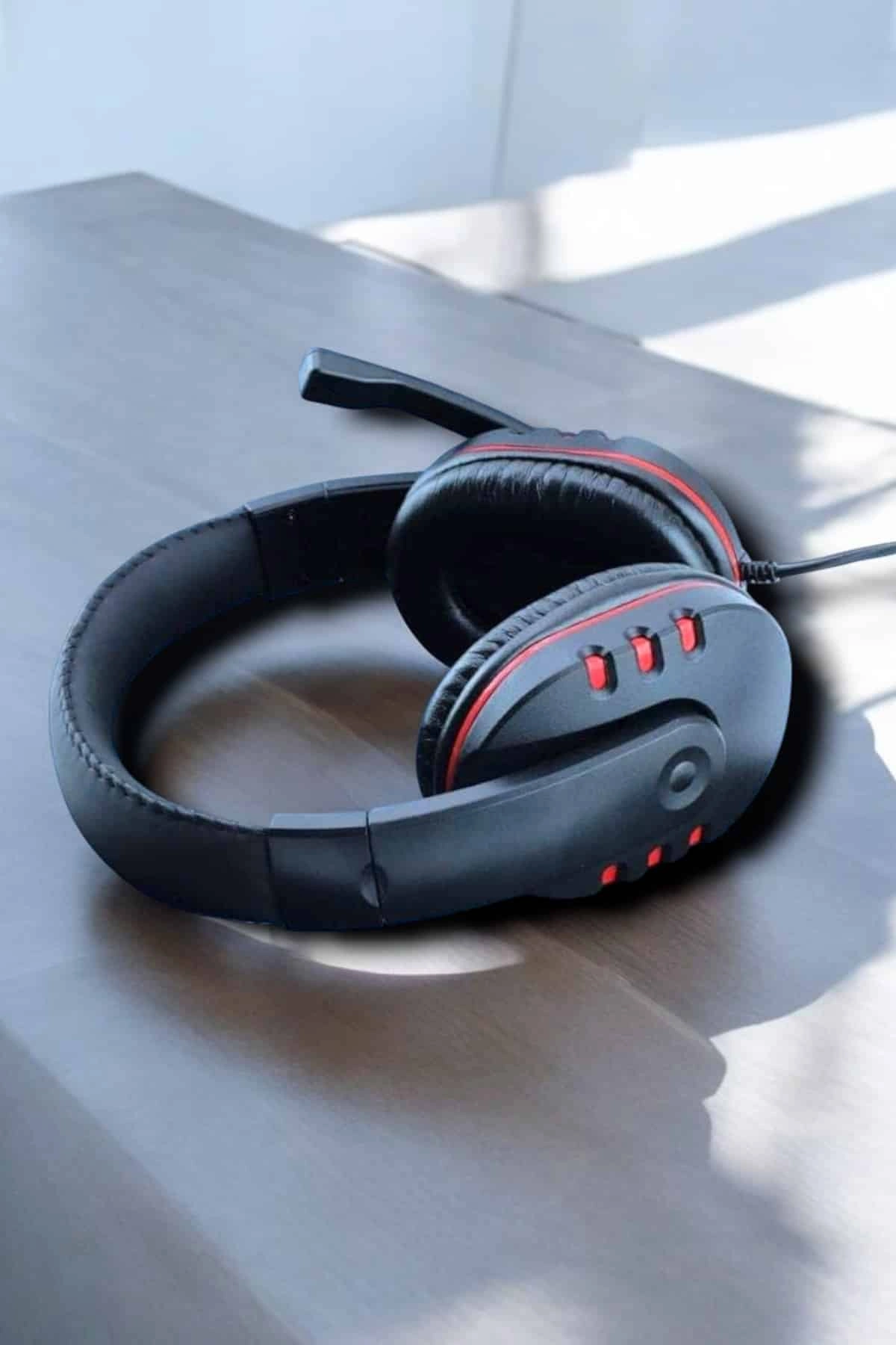 Yüksek Ses Kalitesi Ve Aktif Gürültü Engelleme Özellikli Kablolu Mikrofonlu Kulaklık ( Lisinya )