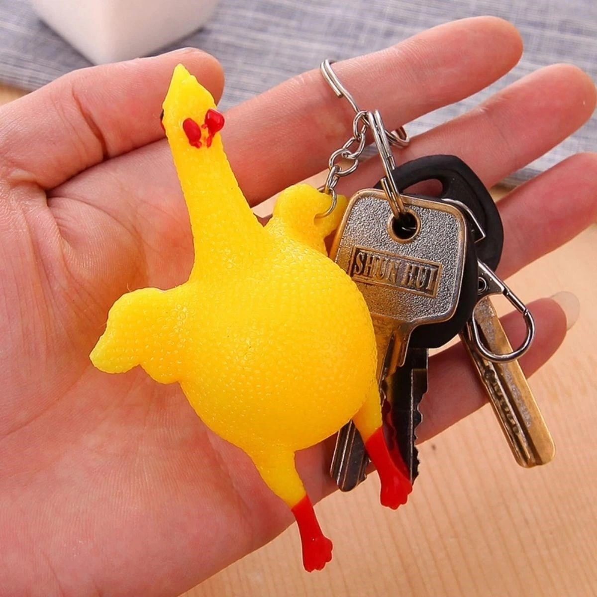 Yumurtlayan Eğlenceli Tavuk Anahtarlık ( Lisinya ) Yumurtlayan Eğlenceli Tavuk Anahtarlık ( Lisinya )