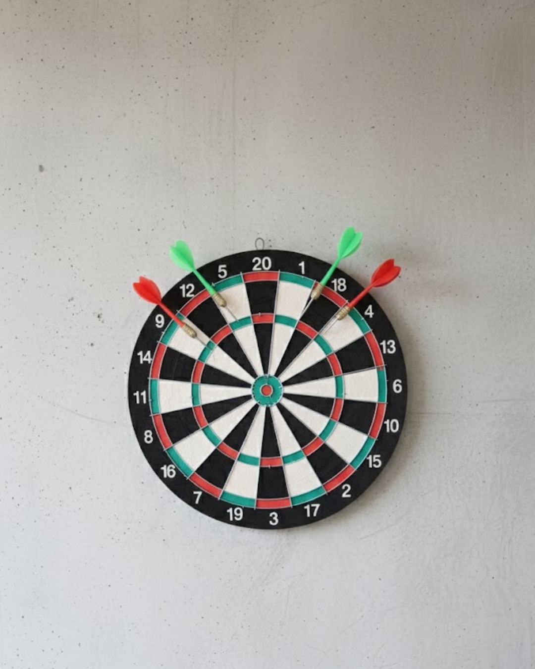 17 İnç Profesyonel Dart Tahtası Dayanıklı Yapı ve 4 Metal Dart Oku - Lisinya