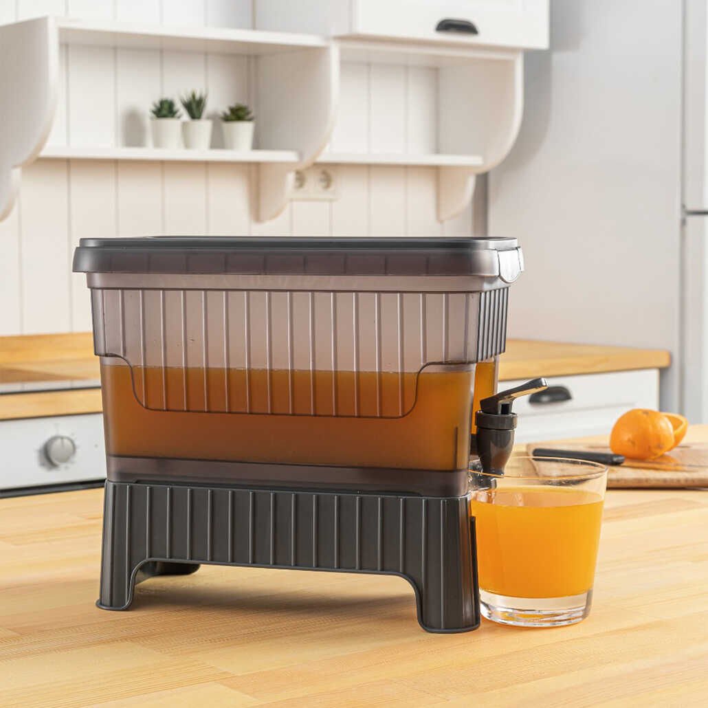 Gri Buzdolabı İçi Musluklu Ayaklı Su -Limonata - İçecek Sebili Piknik Bidonu 4 LT - Lisinya Gri Buzdolabı İçi Musluklu Ayaklı Su -Limonata - İçecek Sebili Piknik Bidonu 4 LT - Lisinya