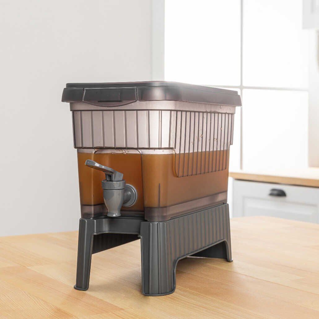 Gri Buzdolabı İçi Musluklu Ayaklı Su -Limonata - İçecek Sebili Piknik Bidonu 4 LT - Lisinya Gri Buzdolabı İçi Musluklu Ayaklı Su -Limonata - İçecek Sebili Piknik Bidonu 4 LT - Lisinya