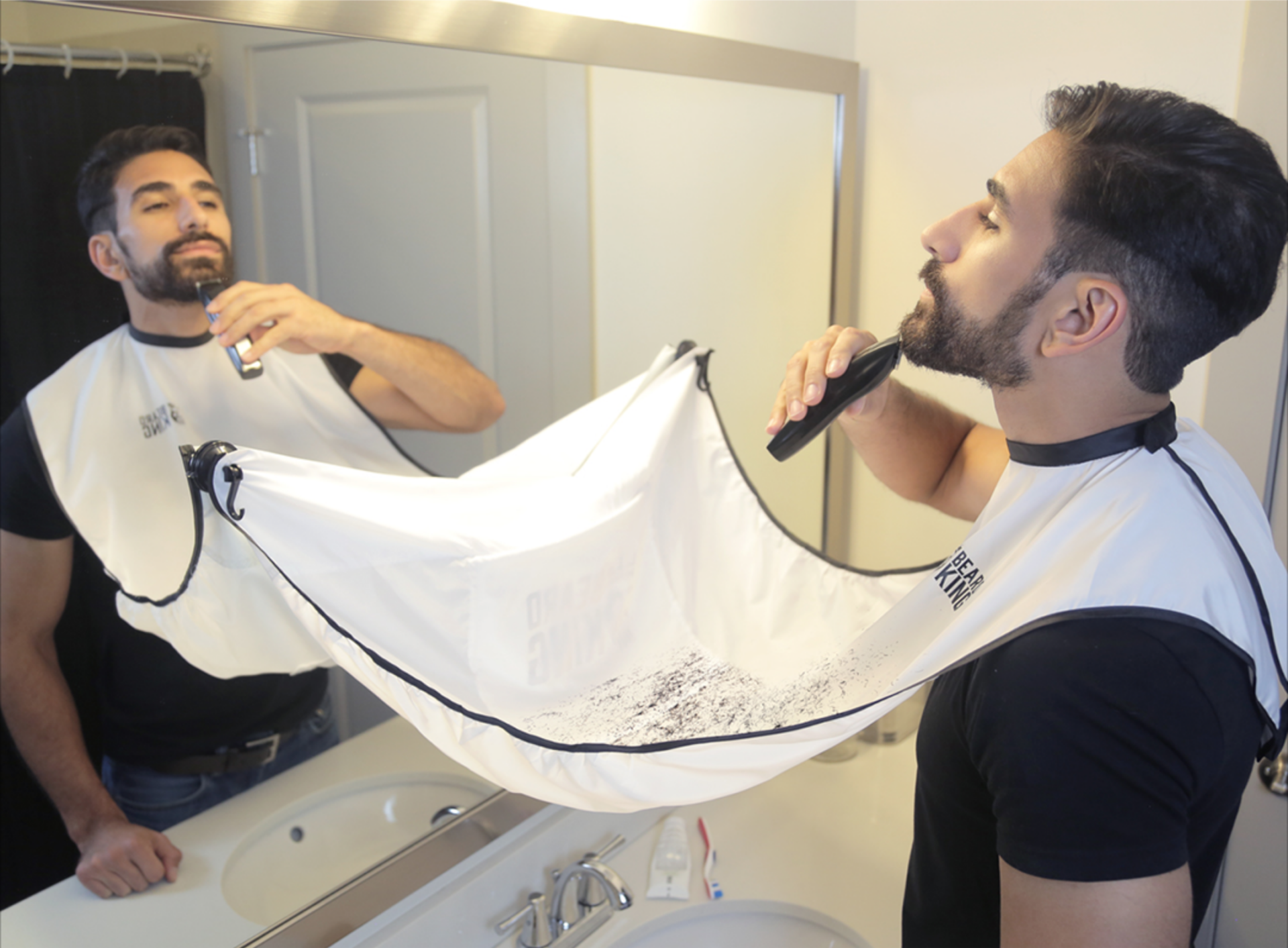 Pratik Sakal Kesme Örtüsü - Beyaz - Lisinya Pratik Sakal Kesme Örtüsü - Beyaz - Lisinya