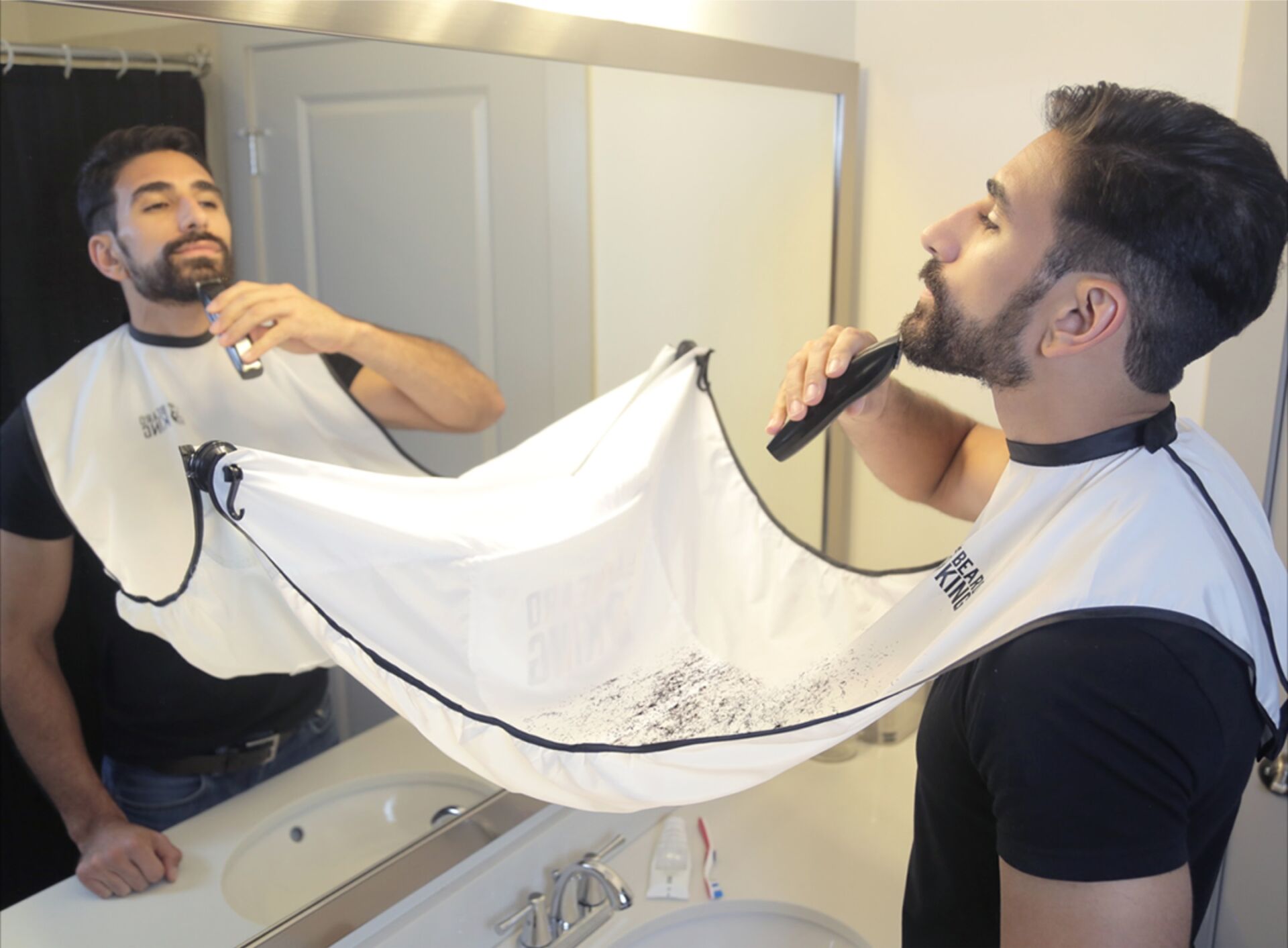 Pratik Sakal Kesme Örtüsü - Beyaz - Lisinya Pratik Sakal Kesme Örtüsü - Beyaz - Lisinya