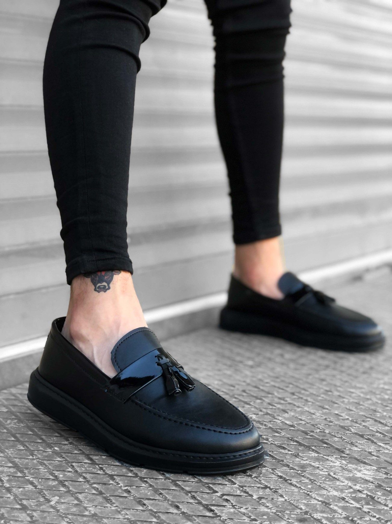 Lisinya946 Bağcıksız Yüksek Taban Klasik Siyah Parlak Kuşaklı Püsküllü Erkek Ayakkabı