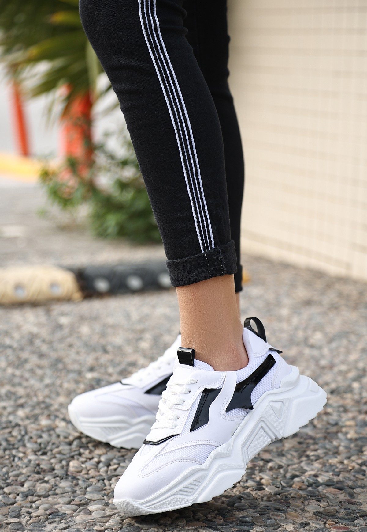 Lisinya943 Beyaz Cilt Siyah Detaylı Bağcıklı Spor Ayakkabı