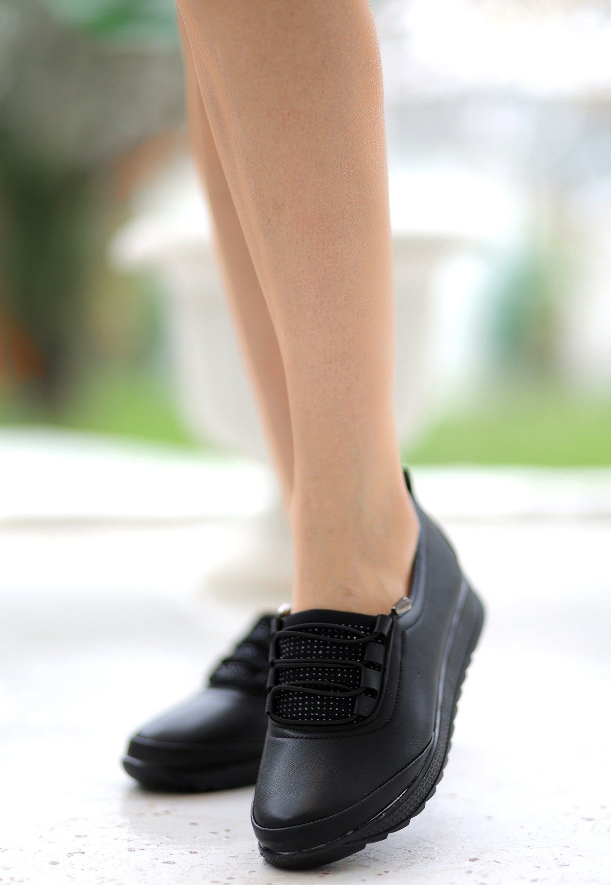 Lisinya943 Siyah Cilt Boncuk Detaylı Spor Ayakkabı