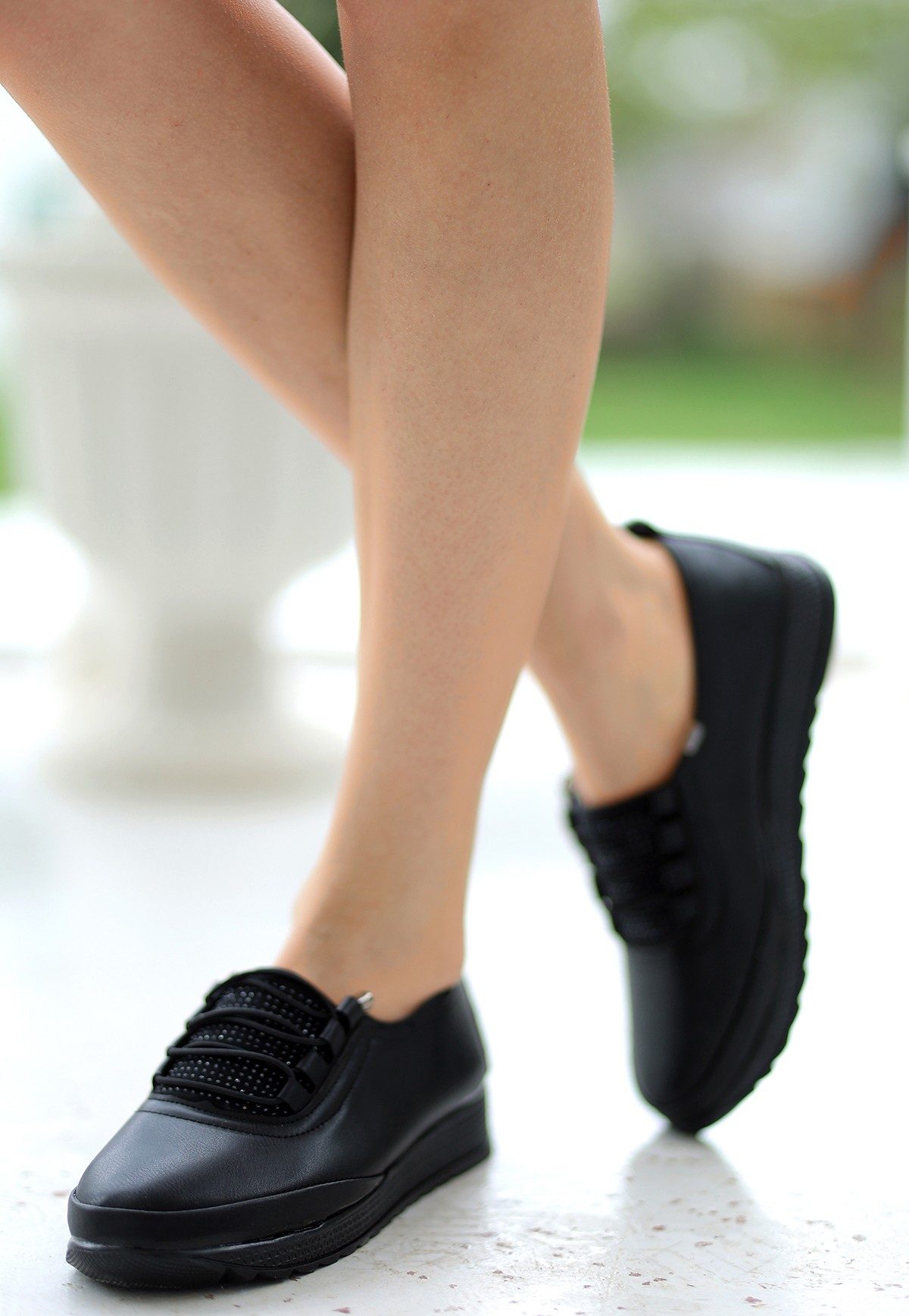 Lisinya943 Siyah Cilt Boncuk Detaylı Spor Ayakkabı