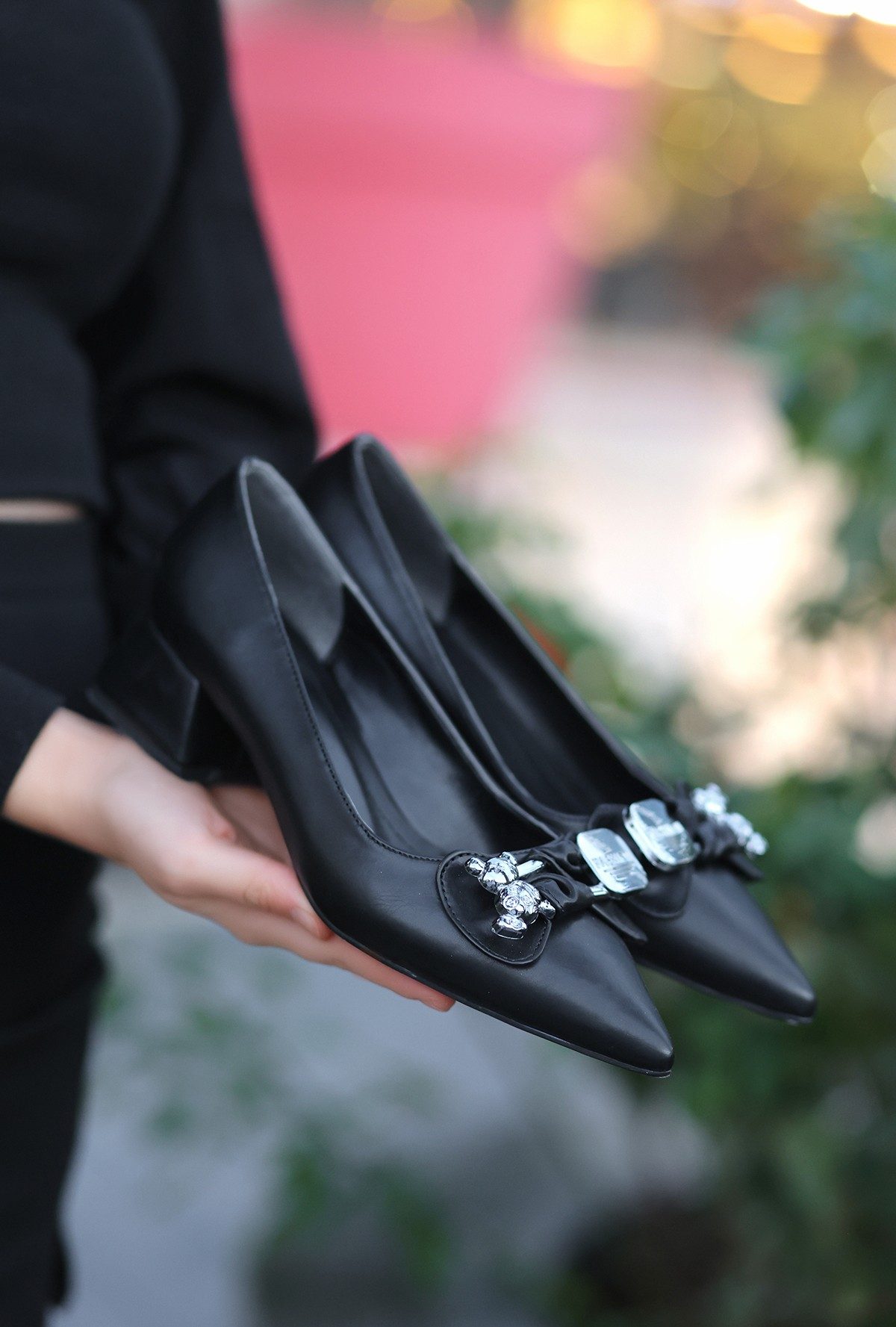 Lisinya943 Siyah Cilt  Platin Tokalı Topuklu Ayakkabı