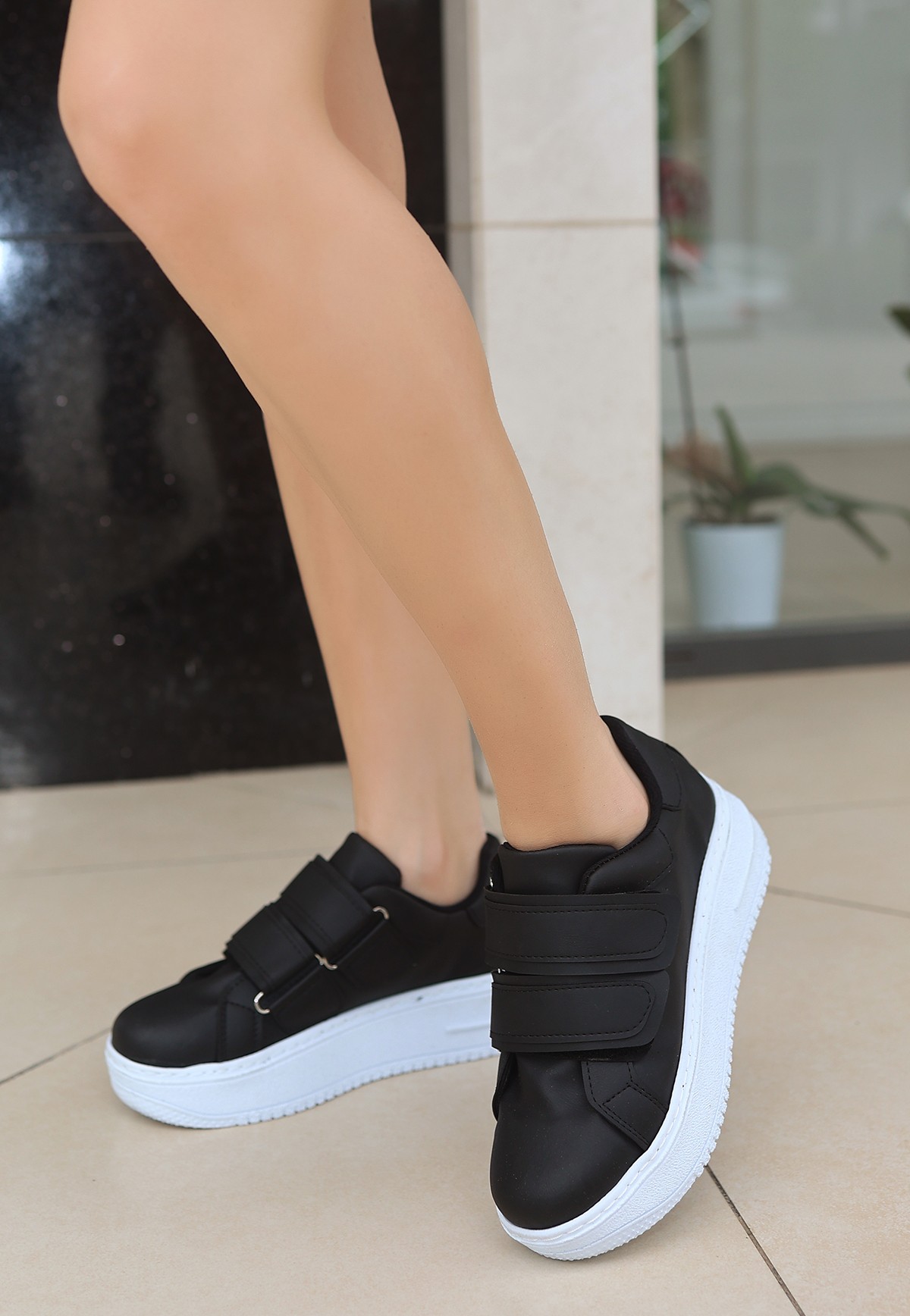 Lisinya943 Siyah Cilt Beyaz Tabanlı Spor Ayakkabı